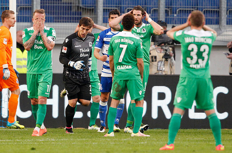 Fassungslosigkeit bei der Mannschaft des TSV 1860 München nach der bitteren 1:2-Niederlage in Duisburg.
