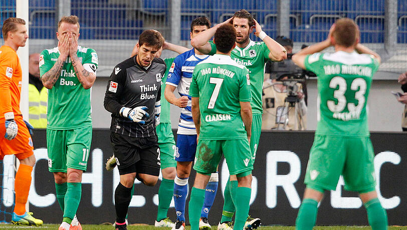 Fassungslosigkeit bei der Mannschaft des TSV 1860 München nach der bitteren 1:2-Niederlage in Duisburg. Fassungslosigkeit bei der Mannschaft des TSV 1860 München nach der bitteren 1:2-Niederlage in Duisburg.