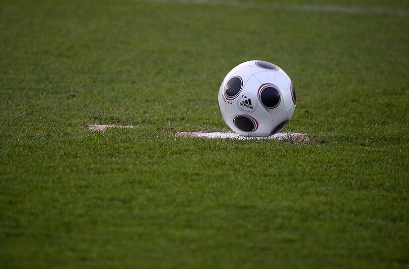 Ein Ball liegt auf dem Elfmeterpunkt.