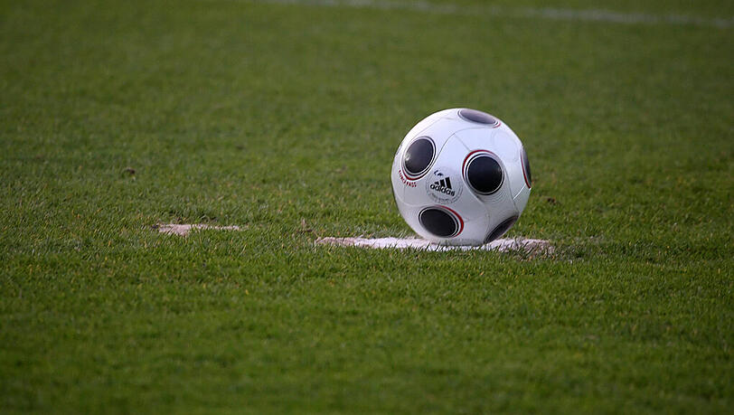 Ein Ball liegt auf dem Elfmeterpunkt. Ein Ball liegt auf dem Elfmeterpunkt.