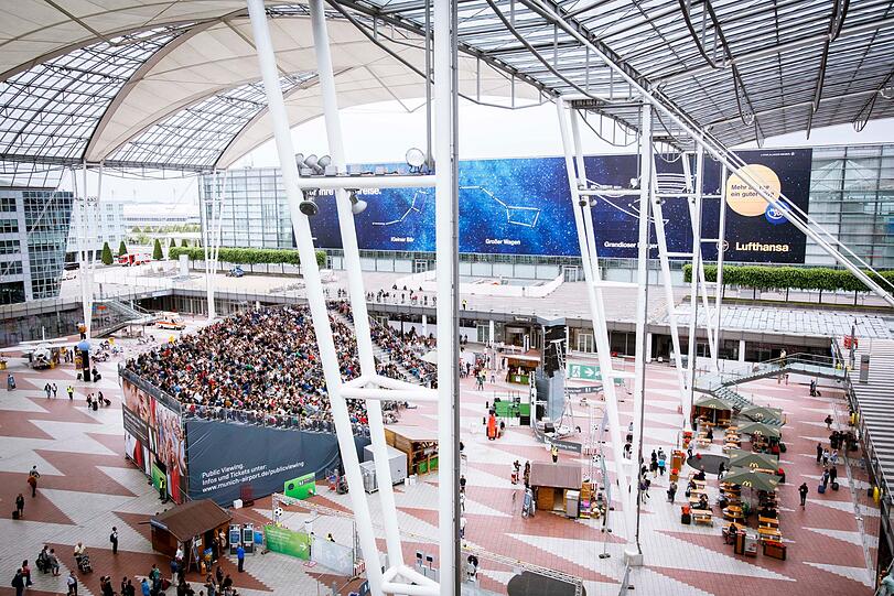 40 Quadratmeter High-End-LED-Leinwand, 2000 Zuschauer, Musik, Essen und Trinken &ndash; und WM-Spannung pur: Sei live dabei beim packendsten Fußballerlebnis Münchens im MAC-Forum am Flughafen.