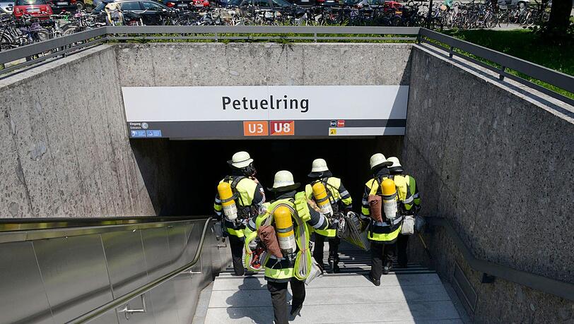 Die Feuerwehr rückte mit einem Großaufgebot zum Petuelring an. Die Feuerwehr rückte mit einem Großaufgebot zum Petuelring an.