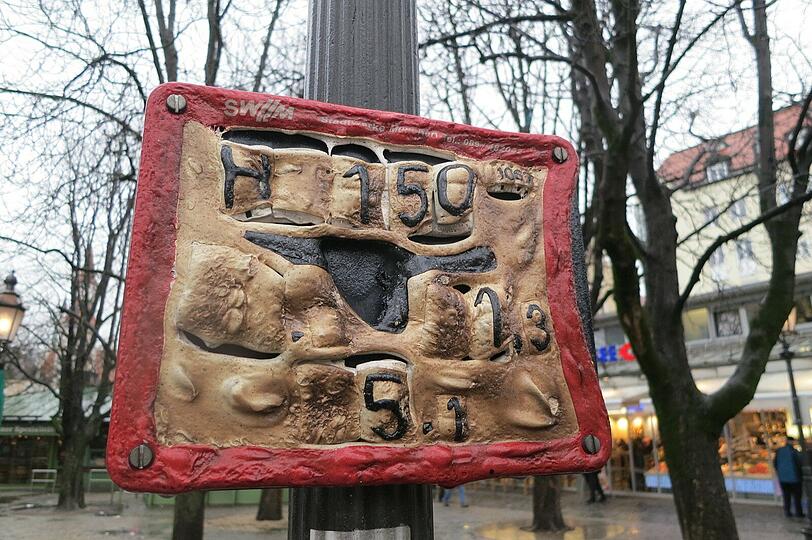 Das Schild an dem Laternenpfahl in der Nähe des Brandortes ist nicht mehr zu entziffern.