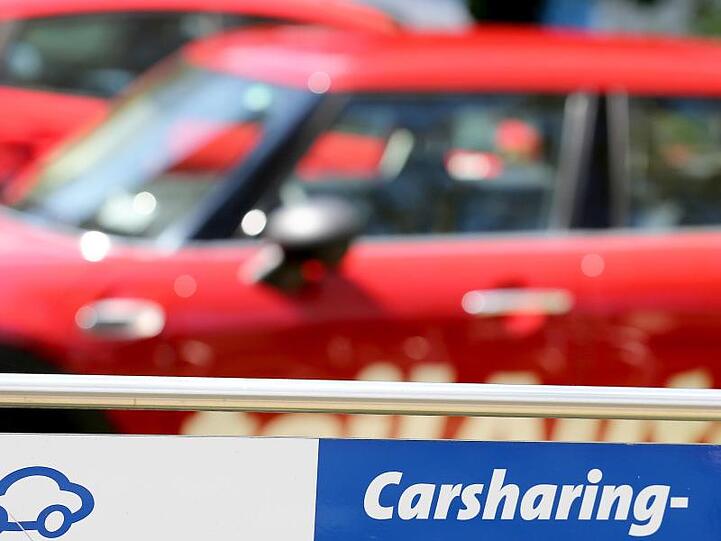 Pkws eines Carsharing-Anbieters stehen auf einem Parkplatz. Foto: Jan Woitas/zb/dpa/Archivbild
