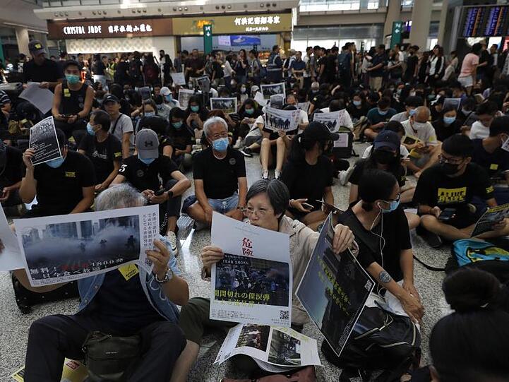 Demonstranten protestieren auf dem Flughafen in Hongkong.