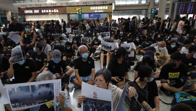 Demonstranten protestieren auf dem Flughafen in Hongkong. Demonstranten protestieren auf dem Flughafen in Hongkong.
