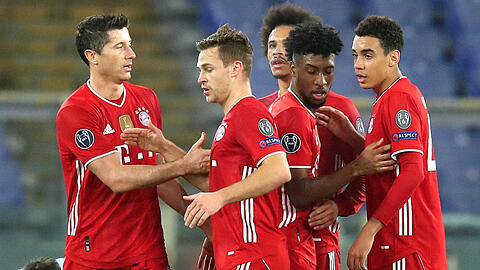 Gratulation an den Rekordjäger: Joshua Kimmich feiert in Rom seinen 38. Sieg im 50. Spiel in der Königsklasse - eine neue Bestmarke.