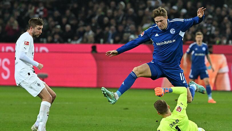 Schalkes Marius Bülter (oben) scheitert an Gladbachs Torwart Jonas Omlin.