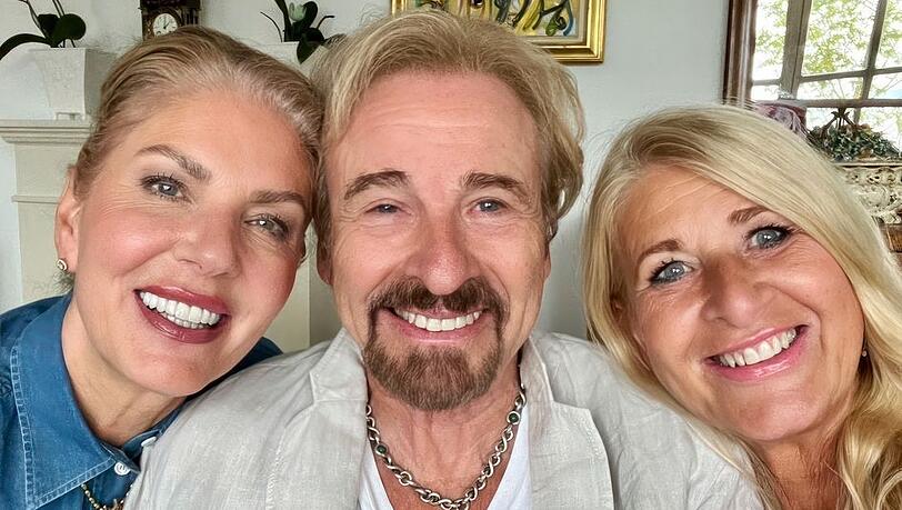Thomas Gottschalk posiert zwischen Ehefrau Karina Mroß und Schwester Raphaela Ackermann.