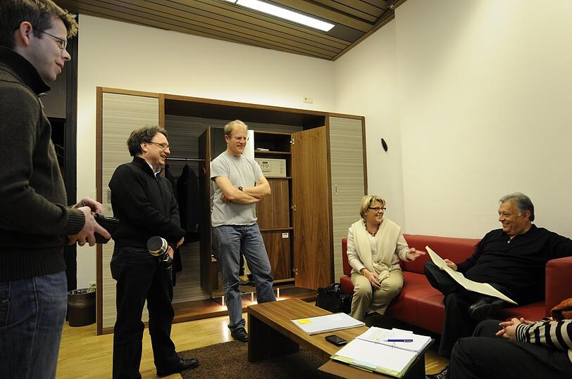 Wolfgang Berg mit Kollegen aus dem Orchester und Roswitha Wetz aus dem Management im Gespräch mit Zubin Mehta.