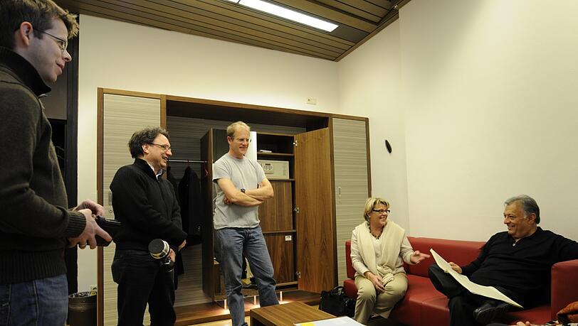 Wolfgang Berg mit Kollegen aus dem Orchester und Roswitha Wetz aus dem Management im Gespräch mit Zubin Mehta. Wolfgang Berg mit Kollegen aus dem Orchester und Roswitha Wetz aus dem Management im Gespräch mit Zubin Mehta.