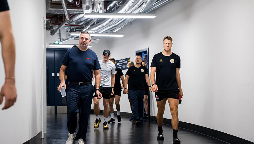 EHC-Boss Christian Winkler (l.) bleibt trotz des mehr als holprigen Liga-Starts seiner Mannen um Philipp Krening (r.) gelassen. Dennoch bessert er nach und holt Torhüter Antoine Bibeau (siehe unten). EHC-Boss Christian Winkler (l.) bleibt trotz des mehr als holprigen Liga-Starts seiner Mannen um Philipp Krening (r.) gelassen. Dennoch bessert er nach und holt Torhüter Antoine Bibeau (siehe unten).