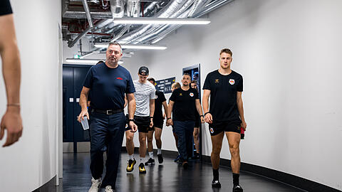 EHC-Boss Christian Winkler (l.) bleibt trotz des mehr als holprigen Liga-Starts seiner Mannen um Philipp Krening (r.) gelassen. Dennoch bessert er nach und holt Torhüter Antoine Bibeau (siehe unten).