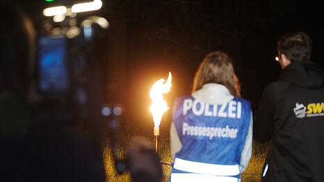 Das restliche Gas aus den Leitungen wurde in der Nacht rund um die Unfallstelle geleert. Es wurde &uuml;ber eine Fackel abgebrannt.