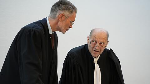 Die Rechtsanw&auml;lte Ralf Piegsa (links) und Thomas Seifert verteidigen den Angeklagten.