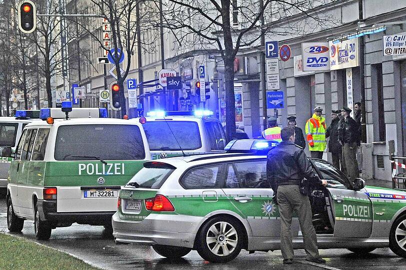 Eine 23-jährige Radlerin stirbt beim Zusammenstoß mit einem Lkw am Montagmorgen in der Rosenheimer Straße.