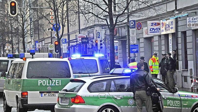Eine 23-jährige Radlerin stirbt beim Zusammenstoß mit einem Lkw am Montagmorgen in der Rosenheimer Straße. Eine 23-jährige Radlerin stirbt beim Zusammenstoß mit einem Lkw am Montagmorgen in der Rosenheimer Straße.