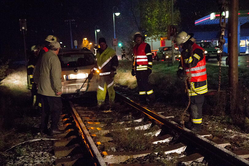 Einfach mitten auf die Gleise gelenkt: Ein Wagen steckt am Samstagabend auf den Schienen fest.