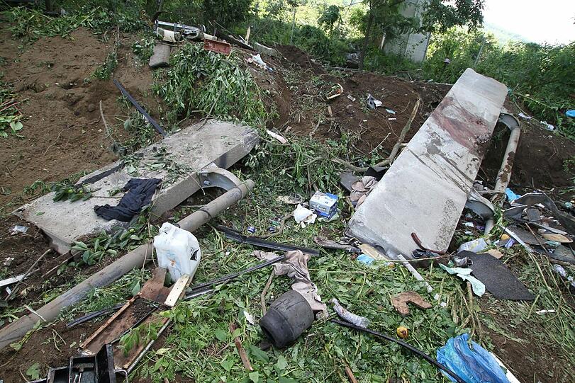 Bei Neapel: Reisebus stürzt 30 Meter tief: 38 Tote: Bilder vom Horror-Busunglück in Italien - Panorama - Abendzeitung München