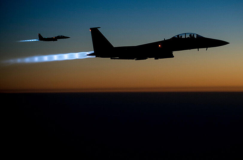 Zwei F-15E Strike Eagles der US-Airforce nahe der irakisch/syrischen Grenze. Am Donnerstag tötete das internationale Bündnis mit einem Luftschlag einen weiteren Top-Terroristen des IS. (Symbolbild)