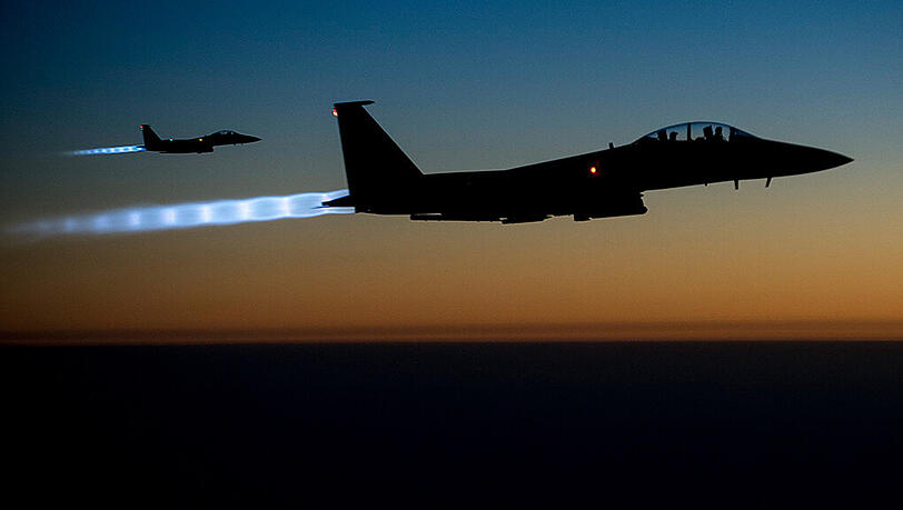 Zwei F-15E Strike Eagles der US-Airforce nahe der irakisch/syrischen Grenze. Am Donnerstag tötete das internationale Bündnis mit einem Luftschlag einen weiteren Top-Terroristen des IS. (Symbolbild) Zwei F-15E Strike Eagles der US-Airforce nahe der irakisch/syrischen Grenze. Am Donnerstag tötete das internationale Bündnis mit einem Luftschlag einen weiteren Top-Terroristen des IS. (Symbolbild)