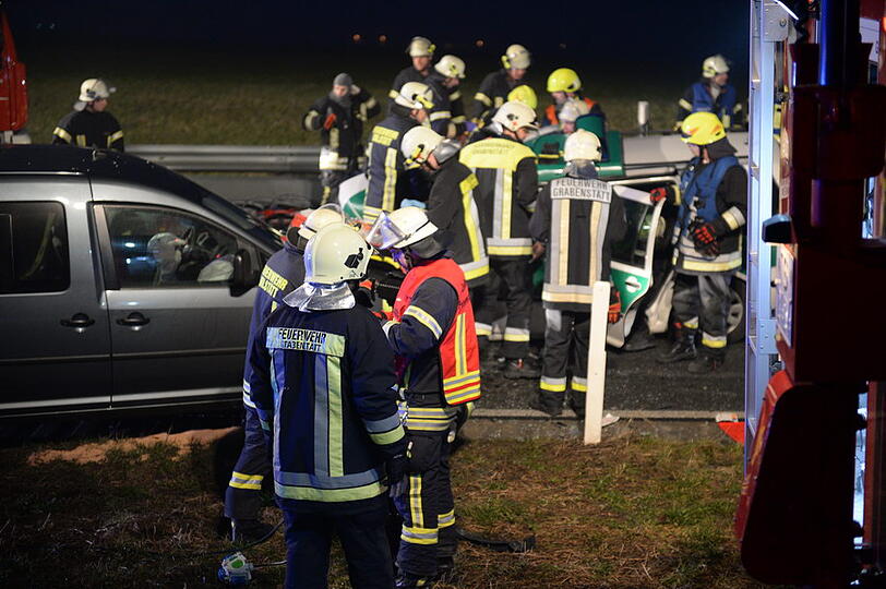 Ein Linienbus und zwei Autos sind am Montag bei Grabenstätt (Kreis Traunstein) zusammengestoßen. Die Bilder von der Unfallstelle.