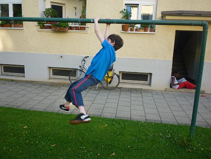 "Mein Sohn hat sich vor einem halben Jahr in Parkour und Freerunning verliebt. Bei dieser modernen Sportart geht es um Schnelligkeit, Ausdauer, Balance und Präzision."