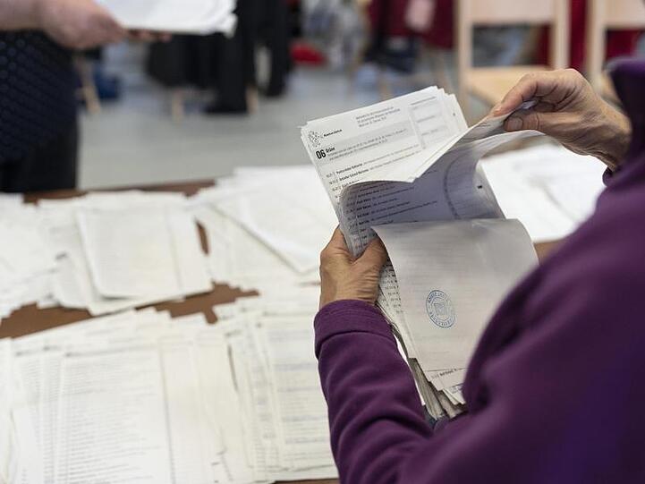 Helfer sortieren Wahllisten für den Nationalrat.