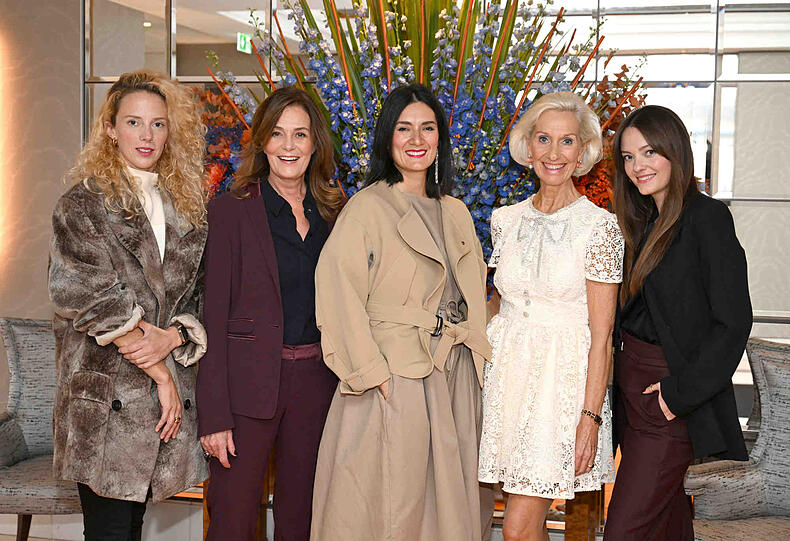 Janina Roider, Mon Muellerschoen, Constanza Camilla Kramer Garfias, Gastgeberin Kristina Tröger und Preisträgerin Ruscha Voormann.