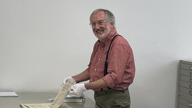 US-Historiker Mark Walker zeigt im Archiv des Deutschen Museums die Geheimpapiere der Nazis zur Atombombe.