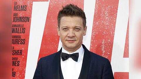Hat Jeremy Renner ungefragt Nacktbilder von sich verschickt? Der Marvel-Star weist die Vorwürfe vehement zurück.