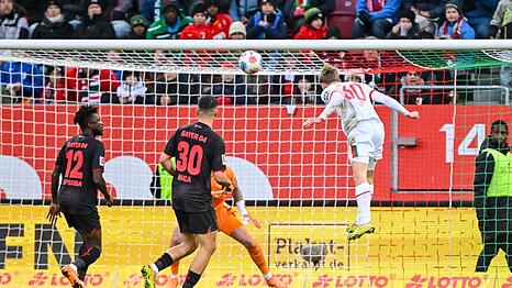 Anton Kade beweist f&uuml;r den FC Augsburg K&ouml;pfchen.