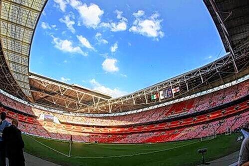 Legendär, auch nach dem Umbau 2007: Ins Wembley-Stadion in London passen 90.000 Zuschauer. Dort wollen die Bayern im Mai 2011 den Titel feiern, den sie um Kapitän van Bommel dieses Jahr gegen Inter verpasst haben.