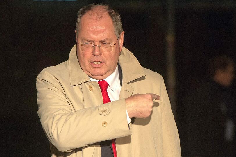 Da war noch alles offen: Der ehemalige Kanzlerkandidat der SPD, Peer Steinbrück, kommt  in Berlin ins Willy-Brandt-Haus zu den Koalitionsverhandlungen von Union und SPD. Nach einer 17-Stündigen Marathonsitzung haben sich Union und SPD auf einen  Koalitionsvertrag geeinigt.