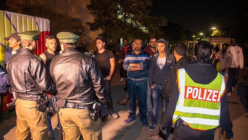 Am Donnerstagabend protestierten Asylbewerber vor der Bayernkaserne in Freimann. Die Bilder. Am Donnerstagabend protestierten Asylbewerber vor der Bayernkaserne in Freimann. Die Bilder.