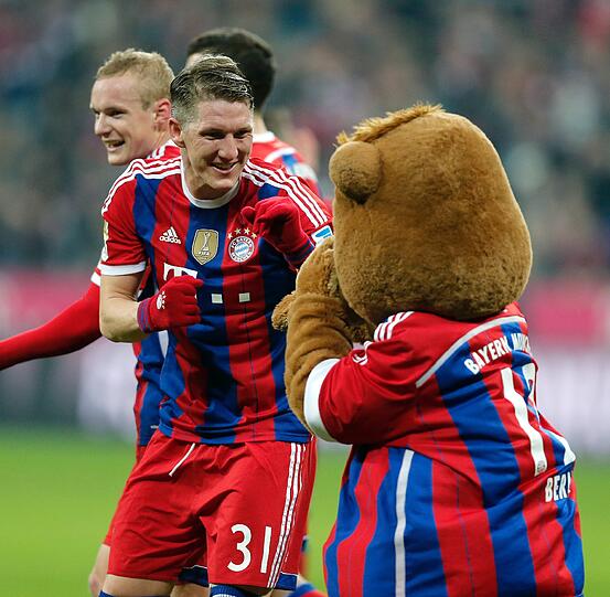 Und hat sogar noch Zeit für einen kleinen Boxkampf mit Maskottchen Berni.