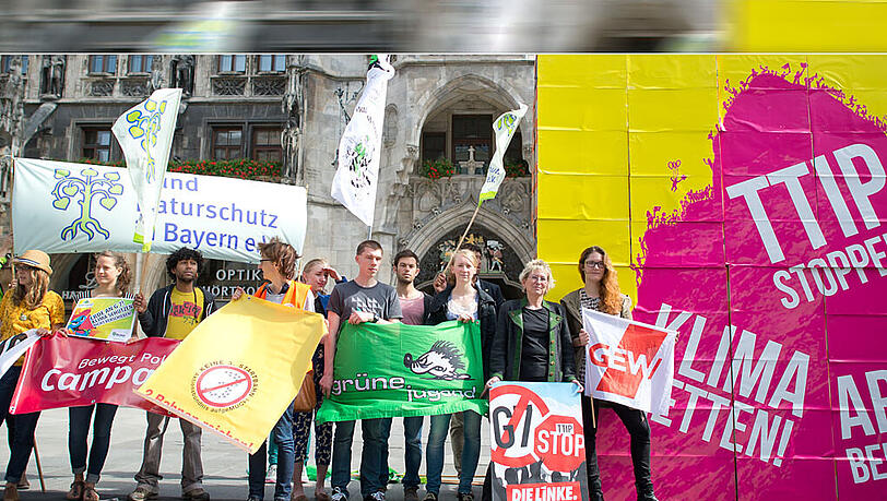 G7-Gegner am Montag auf dem Marienplatz bei der Aktion "Das ist der Gipfel". Für kommenden Donnerstag ist eine Großdemo in München geplant. G7-Gegner am Montag auf dem Marienplatz bei der Aktion "Das ist der Gipfel". Für kommenden Donnerstag ist eine Großdemo in München geplant.