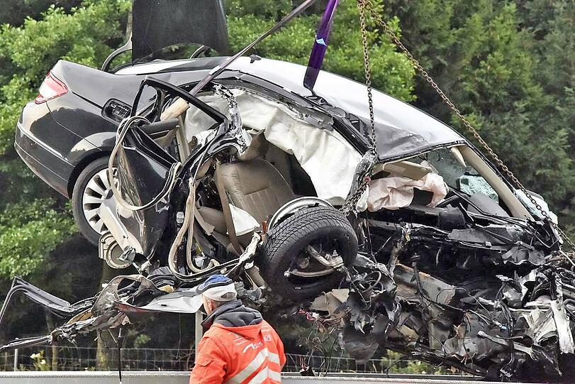 Die Bilder vom Unfall auf der A8, bei dem ein Mercedes mit einem Sattelzug kollidierte.