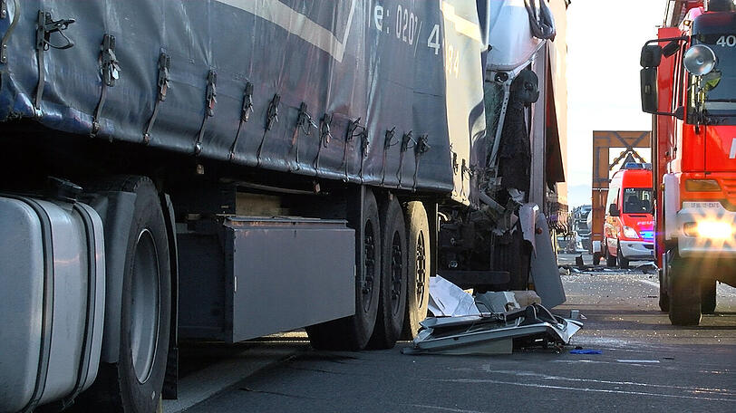 Aus ungeklärter Ursache krachte ein Lastwagen auf der A3 ungebremst in den vor ihm fahrenden Lkw.