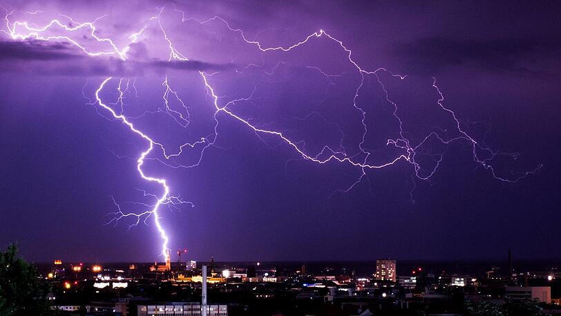 Auch am Samstag werden sich wieder in weiten Teilen Bayerns Gewitter entladen.