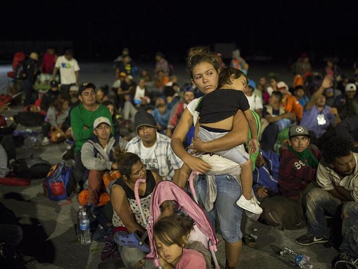 Migranten aus Mittelamerika warten darauf in Busse zu steigen. Ihr Das Ziel sind die USA.
