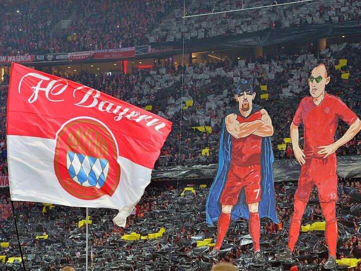 Die Bayern-Fans feiern ihre Helden Franck Ribéry und Arjen Robben.