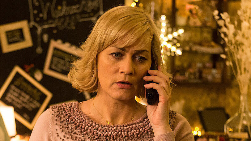 "Weihnachtstöchter": Regina (Gesine Cukrowski) erhält beim Einkaufen in der Weihnachtszeit eine schlechte Nachricht.