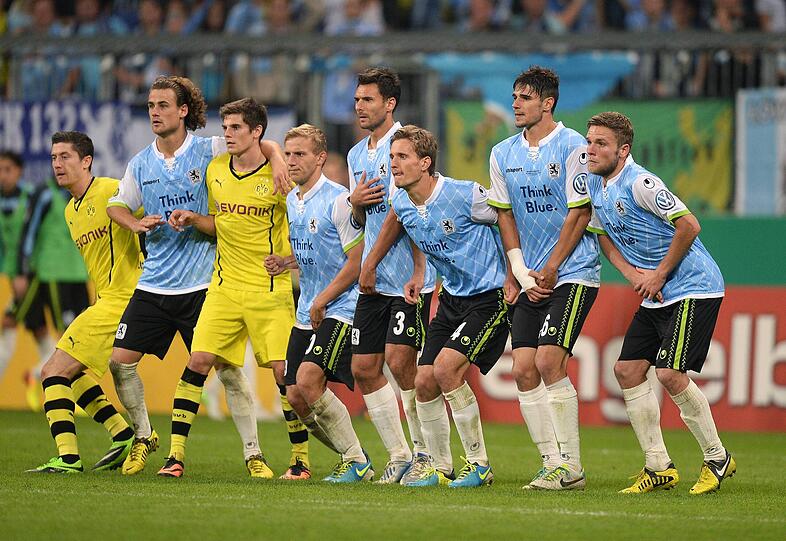 Das Löwen-Bollwerk: Dominik Stahl, Christopher Schindler, Kai Bülow, Grzegorz Wojtkowiak, Stefan Wannenwetsch und Yannick Stark (v. r. n. l.) bewachen die Dortmunder Robert Lewandowski (l) und Jonas Hofmann.