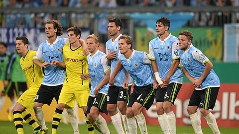 Das Löwen-Bollwerk: Dominik Stahl, Christopher Schindler, Kai Bülow, Grzegorz Wojtkowiak, Stefan Wannenwetsch und Yannick Stark (v. r. n. l.) bewachen die Dortmunder Robert Lewandowski (l) und Jonas Hofmann.