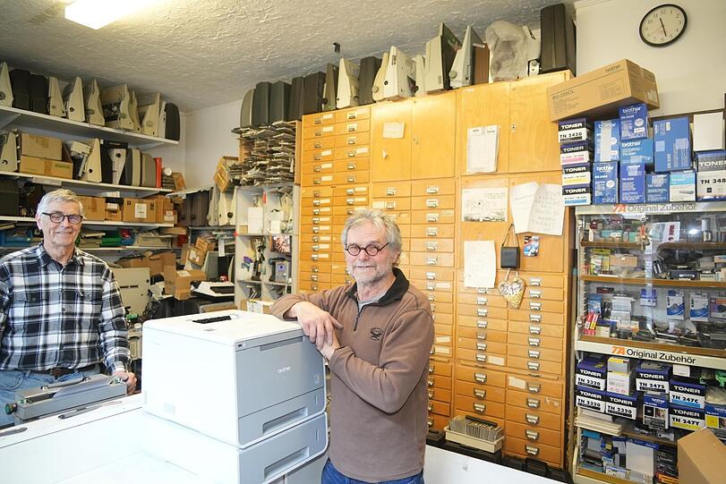 Immer mittwochs ist Schreibmaschinen-Sprechstunde bei Josef Bajfus (r.) und Karl-Heinz Schulze in ihrer Büromaschinen-Werkstatt, die es seit 1998 gibt.