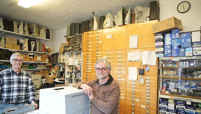 Immer mittwochs ist Schreibmaschinen-Sprechstunde bei Josef Bajfus (r.) und Karl-Heinz Schulze in ihrer Büromaschinen-Werkstatt, die es seit 1998 gibt. Immer mittwochs ist Schreibmaschinen-Sprechstunde bei Josef Bajfus (r.) und Karl-Heinz Schulze in ihrer Büromaschinen-Werkstatt, die es seit 1998 gibt.