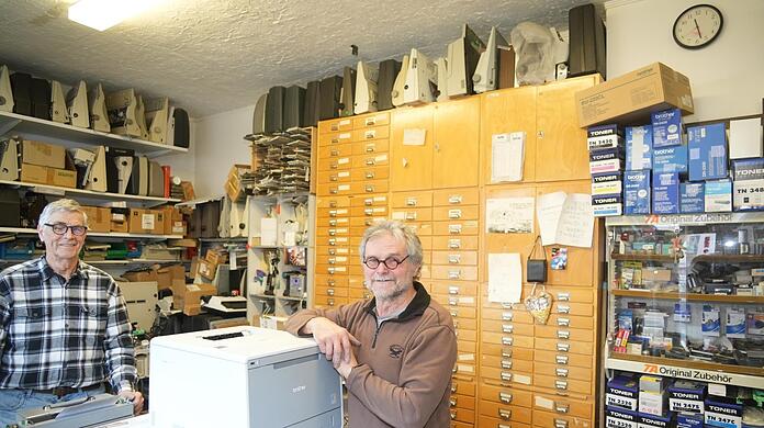 Immer mittwochs ist Schreibmaschinen-Sprechstunde bei Josef Bajfus (r.) und Karl-Heinz Schulze in ihrer Büromaschinen-Werkstatt, die es seit 1998 gibt.