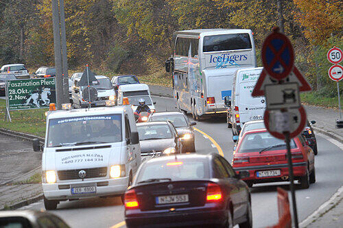 Alle Fahrspuren werden erneuert - bis zum 11. November. Dann geht es in der Welserstraße weiter. Immerhin: Am 14. November sollen alle Arbeiten beendet sein.