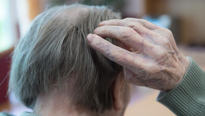 In Deutschland steigt die Zahl der Männer, die an Demenz sterben. (Symbolbild)